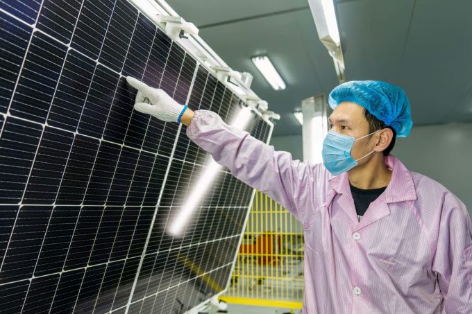 Workers at GCL Poly Energy