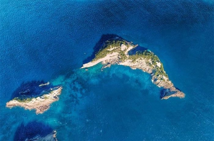 Although named after a rooster, the island resembles a giant dolphin.