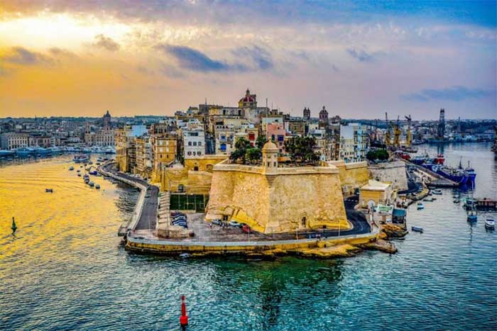 Freshwater lakes beneath the seabed around Malta