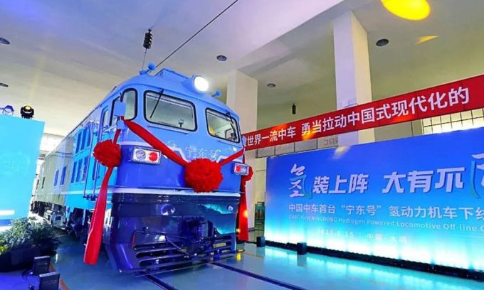 Hydrogen locomotive converted from a diesel engine.