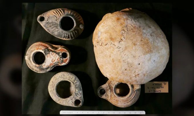 Researchers found numerous oil lamps and human skulls in Te'omim Cave near Jerusalem.