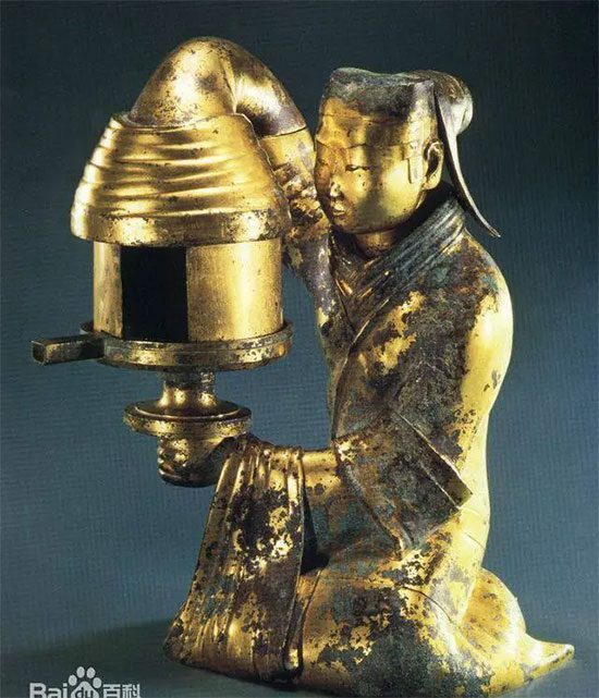 The copper lamp base over 2,000 years old has a unique design.