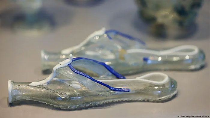 Health sandals made of glass filled with perfume to pamper the feet.