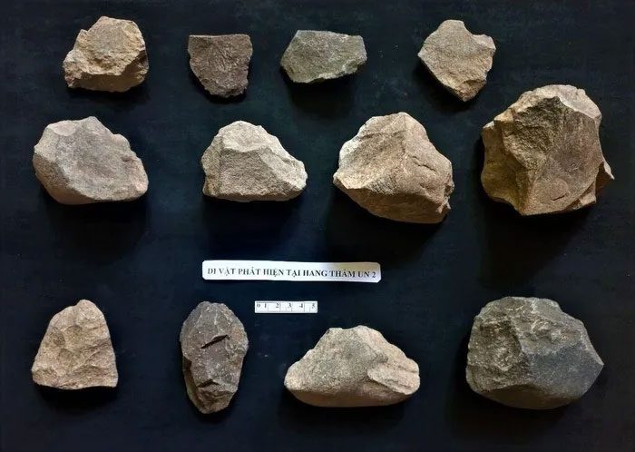Stone artifacts at Tham Un 2.