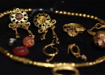 discovery of 1800 year old gold jewelry with young girl 126823