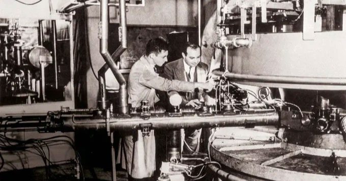 Chien-Shiung Wu's colleagues working with her in the lab.