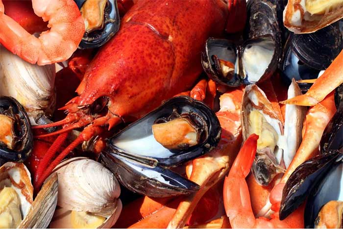 Symptoms of a shellfish allergy may develop within minutes.