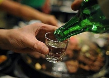 drinking alcohol outside work does not bring benefits in the job 127304