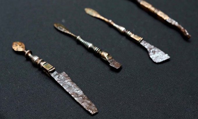 Medical tools found in the Roman doctor's tomb.