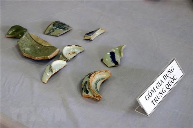 Chinese domestic pottery excavated at Đại Hữu Tower.