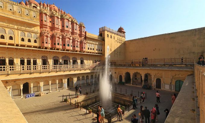  Around one million people visit Hawa Mahal each year. 