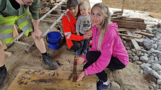 Anne and Oddbjørn Holum Heiland with their son at the archaeological site