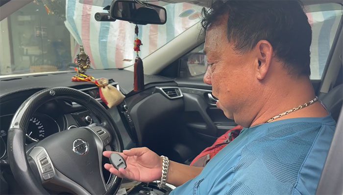 Mr. Hoang Trung Thanh after several minutes could unlock his car.
