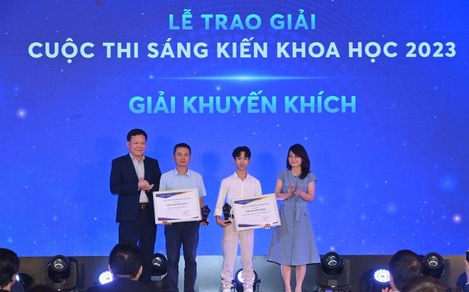 Student Đinh Văn Trung (third from left) receiving a commendation.