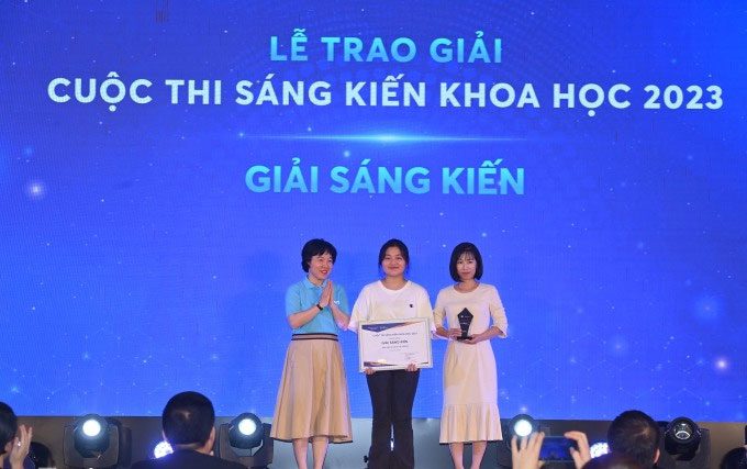 Student Trần Thị Quỳnh (center) and teacher Nguyễn Thị Cẩm Nhung receiving the innovation award.