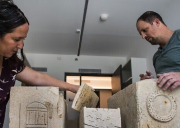 israel discovers 1 850 year old tomb decorated with stone in cave 127653