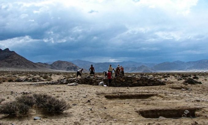 Archaeologists excavate the tomb of a noblewoman at a cemetery in Takhiltyn Khotgor.