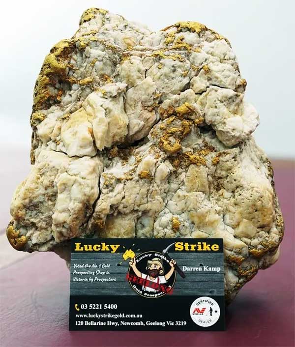 The rock filled with gold weighs a total of 4.6 kg, with 2.6 kg of gold.