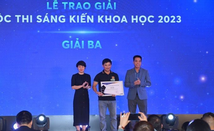 Author Lương Văn Trường (center) receiving the third prize for his ready-to-germinate seed project.