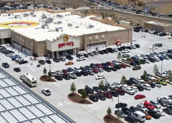 largest gas station in the world supplies fuel for 120 cars at once 128920