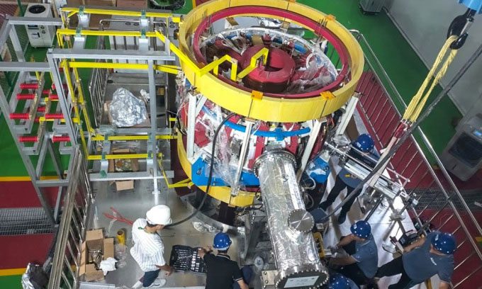 Chinese and Thai scientists collaborate on the installation of the Thailand Tokamak-1 reactor.