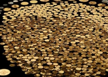 lucky man exchanges 700 vnd for gold and silver on the field 128590
