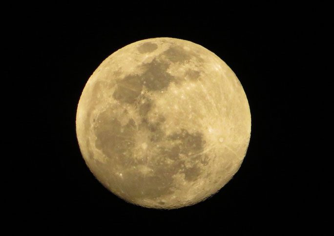 The moon observed from Ho Chi Minh City at 7 PM on May 4, appearing fiery orange and hanging low in the sky