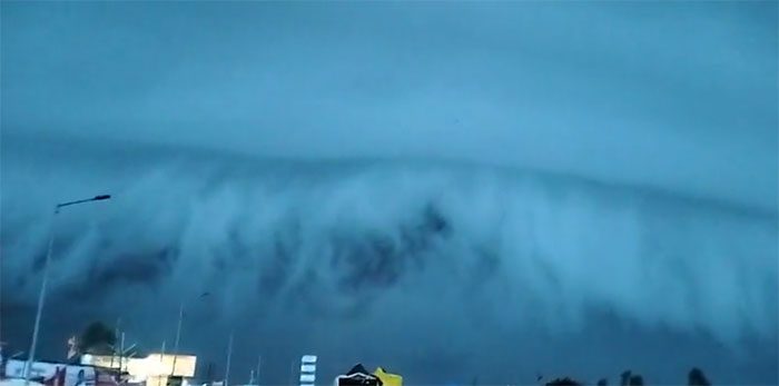 A bizarre cloud resembling a tsunami.