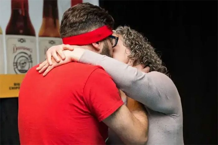 Couple Mike and Jamie Jack performing the hot kiss for over 15 minutes.