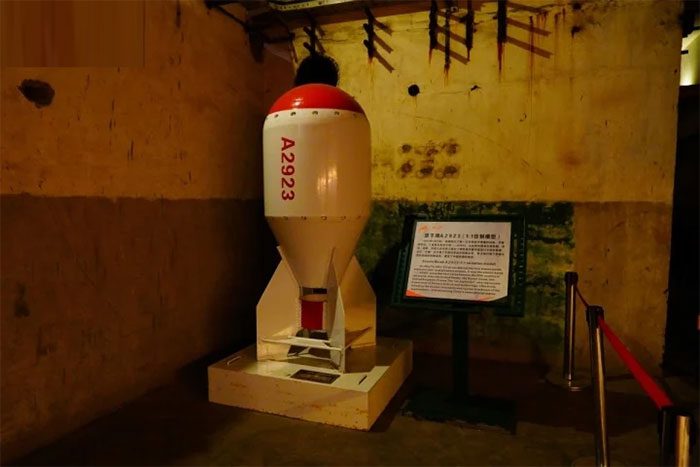 Model of the nuclear bomb successfully tested by China for the first time in 1965.