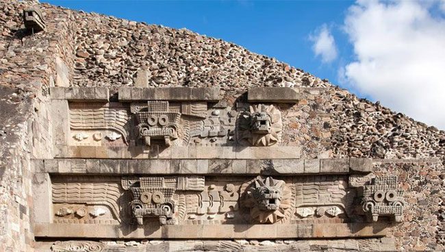 A corner of the pyramid showcasing Teotihuacan style