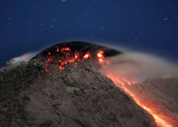 mount merapi begins erupting 5529