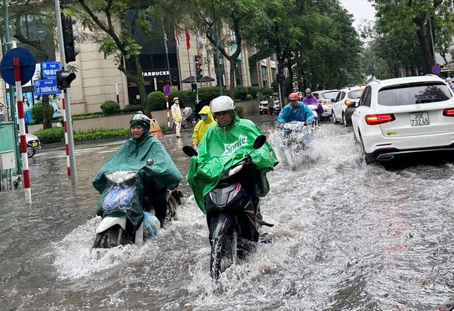 Flooding on many streets in Hanoi on May 8, 2023.