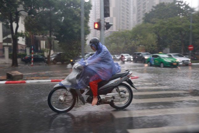 Today, widespread rain appeared in Northern and Central Vietnam, with temperatures dropping more than 10 degrees