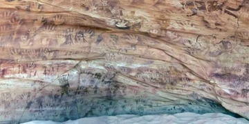 mystery of the strawberry in the cave of monsters in the sahara 127531