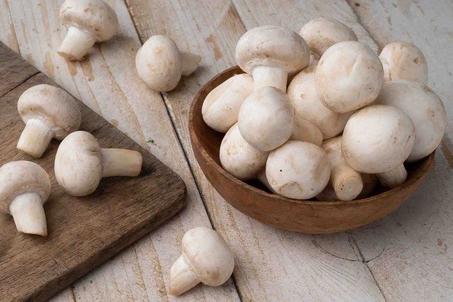 White mushrooms are available year-round, offering many health and aesthetic benefits.