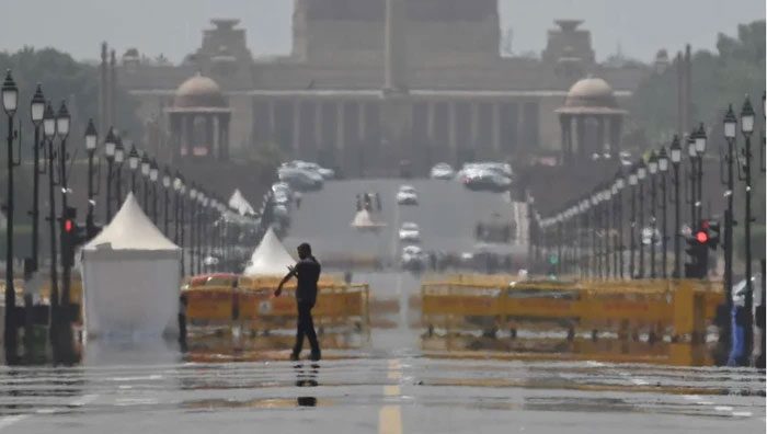 Mirages forming on Kartavya Road due to heat in India.