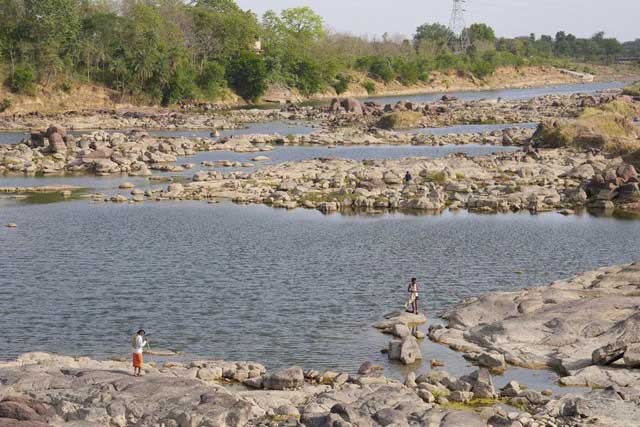 The heat has caused water levels in the Dhasaan River in Madhya Pradesh to drop