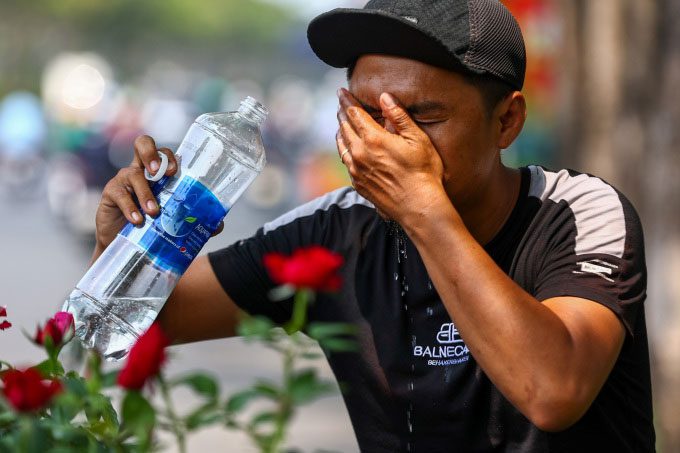Residents of Ho Chi Minh City in hot weather, April 2023.