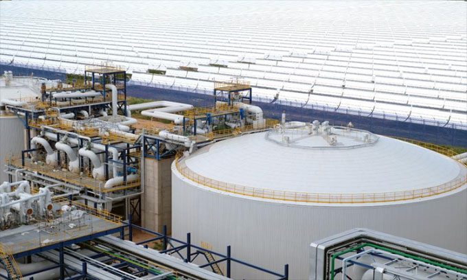 Wulate Zhongqi plant uses a parabolic trough system to concentrate sunlight