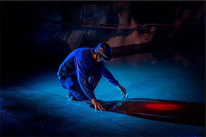An electrician installing guide rods to monitor water levels in the Sant'Antonio plant