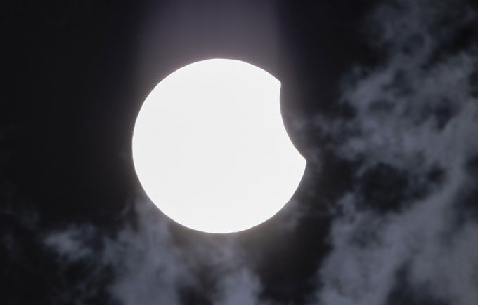 The moon covers the sun by 5% at 11:20 in Ho Chi Minh City.