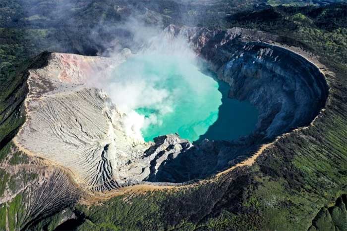 The turquoise sulfur lake at this volcano has the highest acidity in the world.