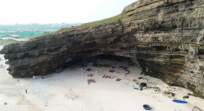 The cliff was formed by volcanic eruptions approximately 1 million years ago.