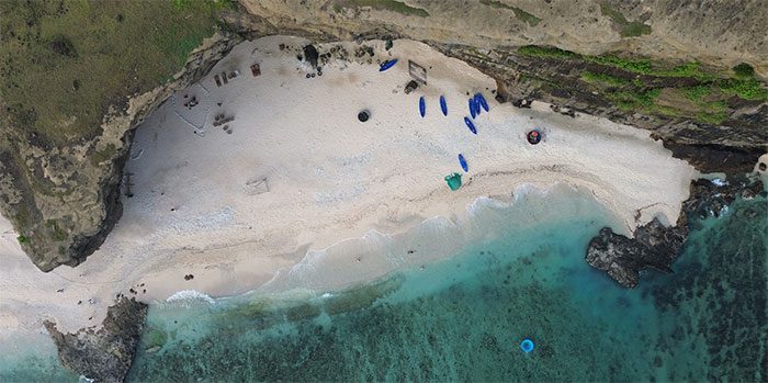 Cau Cave captivates visitors with rocky outcrops extending towards the sea.