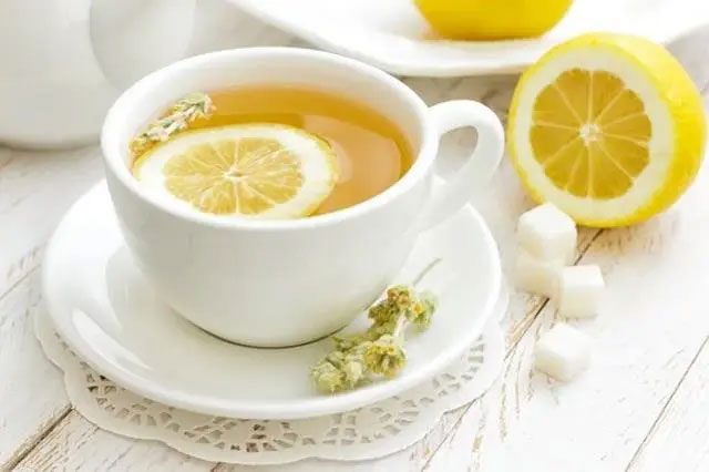 Drinking lemon water every morning can help eliminate acids in the body.