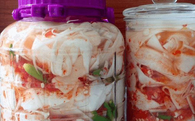 Pickled bamboo shoot water contains toxins.