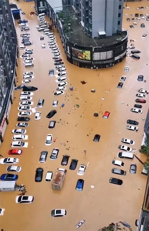 Long lines of cars submerged in the water