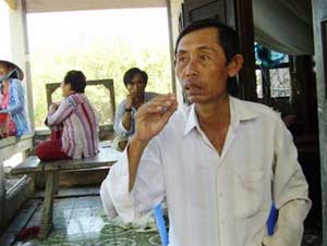 Mr. Phạm Văn Đạt lamenting about dead shrimp, heavy losses