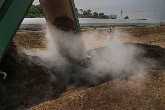 Fertilizer produced at a biomass energy facility is being delivered to a farm in Goyang.